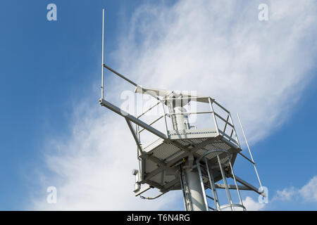 Torre di ferro con il radar e le apparecchiature di radiocomunicazione Foto Stock