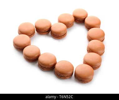 Cuore di cioccolato macarons su sfondo bianco Foto Stock