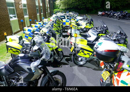 I veicoli della polizia utilizzati per accompagnare il Tour de Yorkshire Cycle Race sono parcheggiate fino al Holiday Inn a Garforth,Leeds. Foto Stock