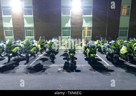 I veicoli della polizia utilizzati per accompagnare il Tour de Yorkshire Cycle Race sono parcheggiate fino al Holiday Inn a Garforth,Leeds. Foto Stock