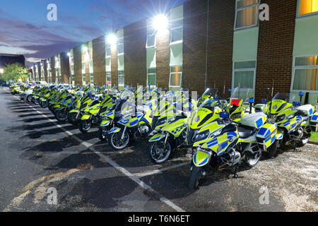 I veicoli della polizia utilizzati per accompagnare il Tour de Yorkshire Cycle Race sono parcheggiate fino al Holiday Inn a Garforth,Leeds. Foto Stock