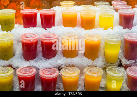 Succhi di frutta freschi in un mercato di Barcellona Foto Stock