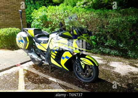 I veicoli della polizia utilizzati per accompagnare il Tour de Yorkshire Cycle Race sono parcheggiate fino al Holiday Inn a Garforth,Leeds. Foto Stock