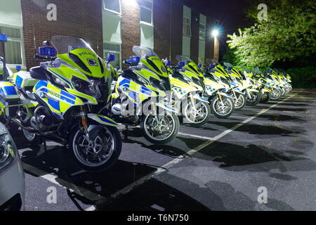 I veicoli della polizia utilizzati per accompagnare il Tour de Yorkshire Cycle Race sono parcheggiate fino al Holiday Inn a Garforth,Leeds. Foto Stock