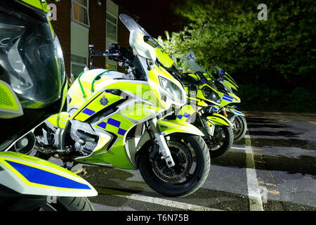 I veicoli della polizia utilizzati per accompagnare il Tour de Yorkshire Cycle Race sono parcheggiate fino al Holiday Inn a Garforth,Leeds. Foto Stock