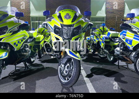 I veicoli della polizia utilizzati per accompagnare il Tour de Yorkshire Cycle Race sono parcheggiate fino al Holiday Inn a Garforth,Leeds. Foto Stock