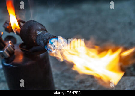 Close up di un quadro bruciatore a gas fiamma brucia macchina arancione Foto Stock