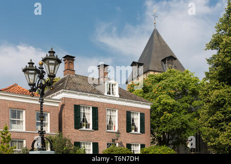 Centro del villaggio olandese di Delden con vecchie case e chiesa Foto Stock