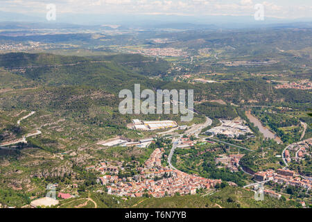 Vista aerea al piccolo villaggio spagnolo nei pressi di Montserrat in Catalogna Foto Stock
