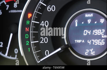 Automobile digitale tachimetro su sfondo nero Foto stock - Alamy