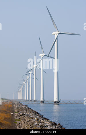 Sulle turbine eoliche offshore nel Mare olandese Foto Stock