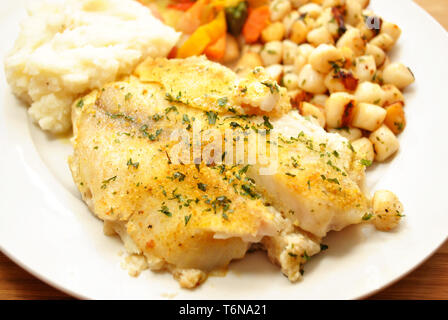 Bianco cotto al forno ripieni di pesce come un piatto di lato Foto Stock