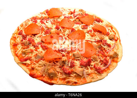 Non cotti Hamburger e salsiccia per pizza Pizza Foto Stock