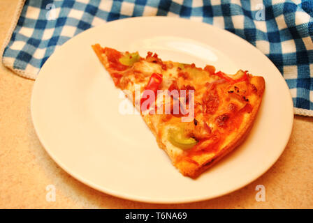 Salsiccia per pizza cotta al forno, Peperoni & Pizza di pollo su una piastra Foto Stock