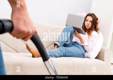 Famiglia giovane facendo pulizia a casa Foto Stock