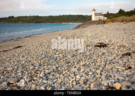 Spiaggia con molti ciottoli colorati in Francia Foto Stock