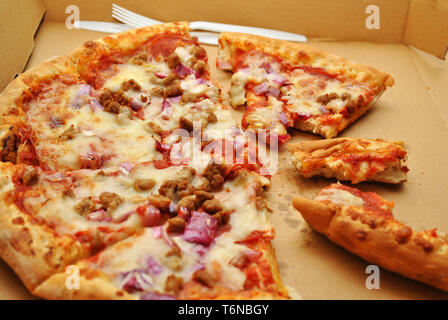 Carne Pizza con le cipolle in una scatola di asporto Foto Stock