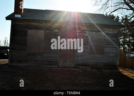 Abbandonata la stalla nel lutto la luce solare Foto Stock