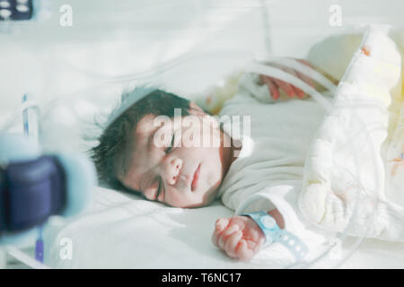 Neonato in ospedale Foto Stock