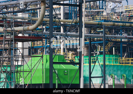 Molti diversi oleodotti in una fabbrica chimica Foto Stock