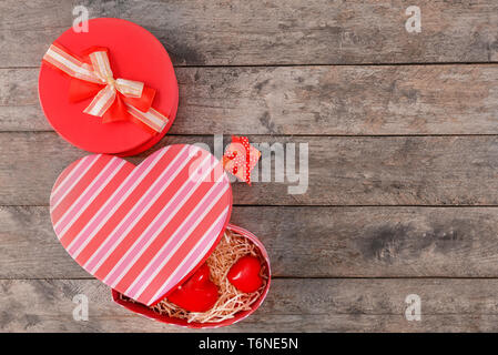 Diverse scatole regalo su sfondo di legno, vista dall'alto Foto Stock