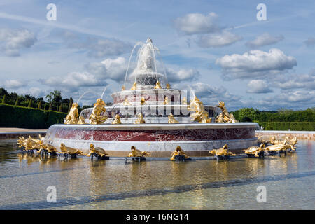 Laghetto ornamentale con fontane in Garden Palace Versailles Parigi Foto Stock