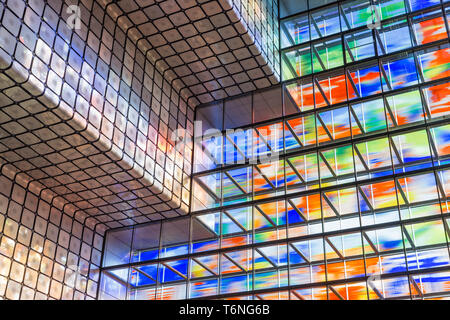 Interno edificio moderno con vetro colorato wal Foto Stock