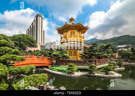 Il padiglione dorato in Giardino Nan Lian, Hong Kong. Foto Stock