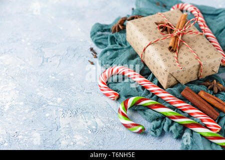 Regalo di natale Scatola, candy cane Foto Stock