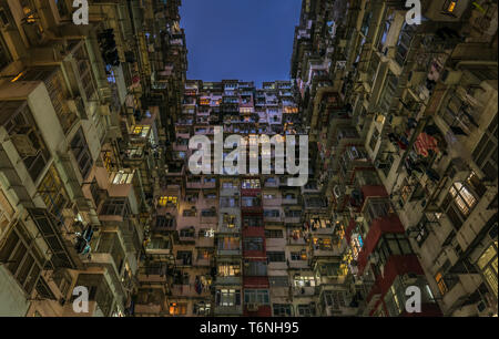 Sovraffollato edificio residenziale di Hong Kong Foto Stock