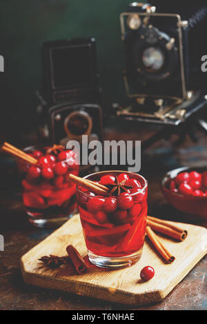 Occhiali con punch caldo per l'inverno. Vin brulé Foto Stock