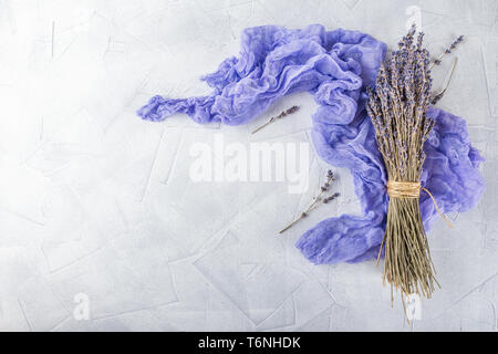 Secchi fiori di lavanda su sfondo bianco Foto Stock