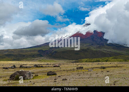 La maestosa cima del vulcano Cotopaxi nella Cordigliera delle Ande, Parco Nazionale Cotopaxi, Quito, Ecuador. Foto Stock