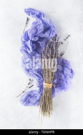 Secchi fiori di lavanda su sfondo bianco Foto Stock