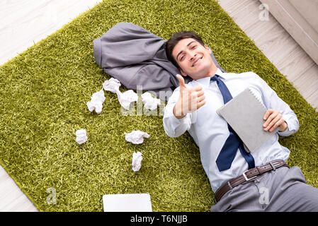 Giovane uomo bello di lavorare sotto il progetto di avvio a casa Foto Stock