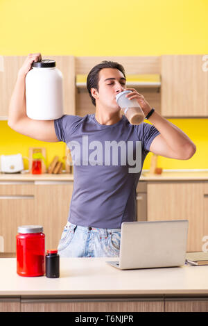 Giovane uomo blog di integratori alimentari Foto Stock