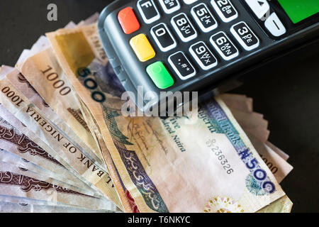 Punto di vendita macchina con Naira della Nigeria note Foto Stock