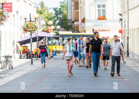 Varsavia, Polonia - Agosto 23, 2018: città vecchia strada di ciottoli persone turisti camminando sul giorno di estate acciottolato Foto Stock