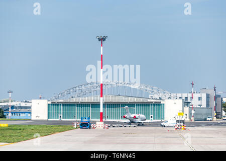 Varsavia, Polonia - 24 agosto 2018: Chopin aeroporto vicino Città con architettura esterna e la torre con gli aerei sulla pista sul giorno di estate Foto Stock