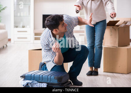 Donna Uomo evicting da casa durante il conflitto familiare Foto Stock