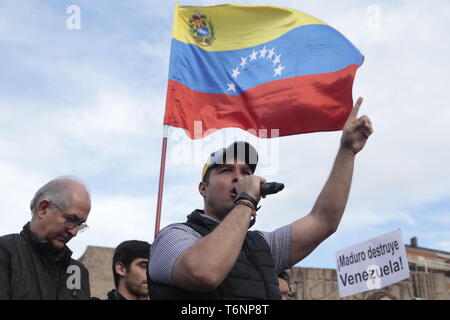 Sergio Contreras, leader di Voluntad popolare in Madrid visto che chiedono un vero elezioni democratiche in Venezuela durante la protesta. Centinaia di esuli Venezuelana in Spagna sono concentrati nella Plaza de Colón di Madrid. Essi chiedono la fine del mandato di Nicolas Maduro in modo che Juan Guaidó può condurre il processo di elezioni libere e democratiche. Foto Stock