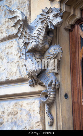 Torino, Italia - Dragon vittoria sulla facciata del palazzo Foto Stock