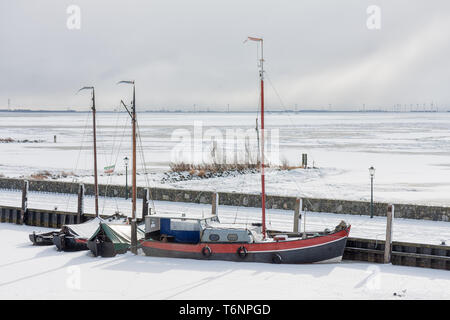 La nave da pesca intrappolati dal ghiaccio nel porto olandese Foto Stock