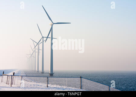 Olandese sulle turbine eoliche offshore in inverno Foto Stock