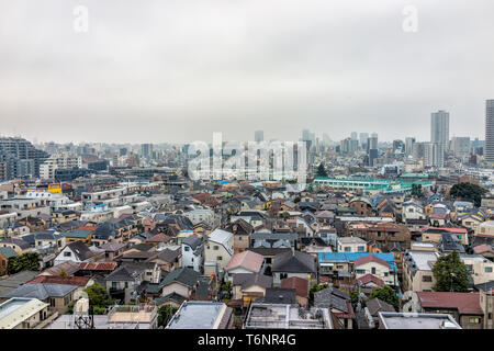 Shinjuku, Tokyo dark lugubre paesaggio con vista edifici appartamento zona residenziale su nuvoloso, burrascoso grigio e nuvoloso giorno con molte case Foto Stock