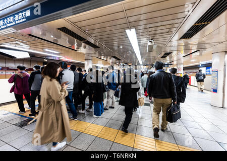 Tokyo, Giappone - Aprile 1, 2019: Shinjuku street con il traffico della folla molte persone in mattinata Rush Hour commutare in stazione interno Foto Stock