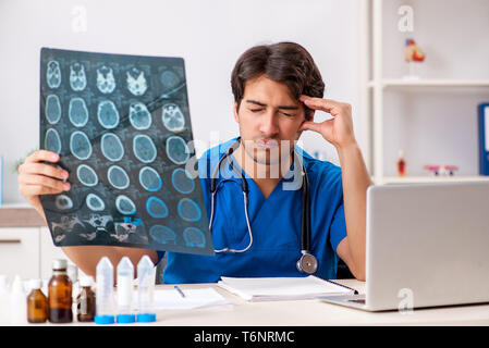 Maschio di medico radiologo con raggi x può immagine Foto Stock