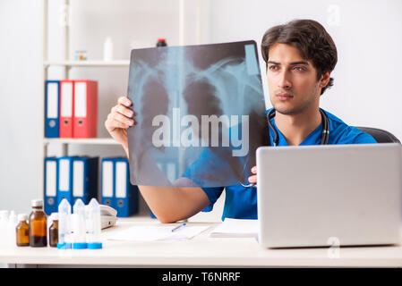 Maschio di medico radiologo con raggi x può immagine Foto Stock