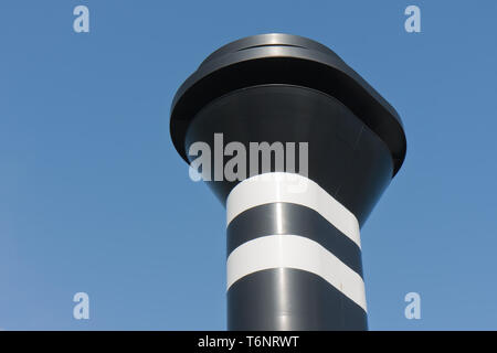 Grande camino di un traghetto contro un cielo blu Foto Stock