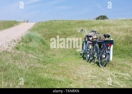 Due biciclette parcheggiate nelle dune in Paesi Bassi. Foto Stock